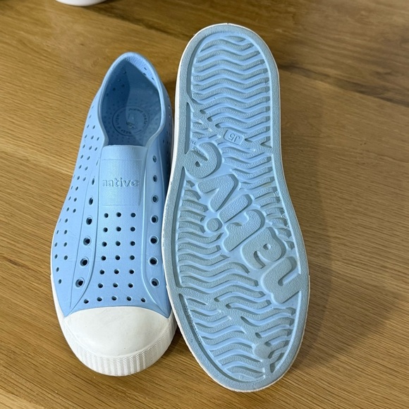 Native Shoes waterproof perforated slip on active shoes in Sky Blue kids size 5 - Picture 2 of 7